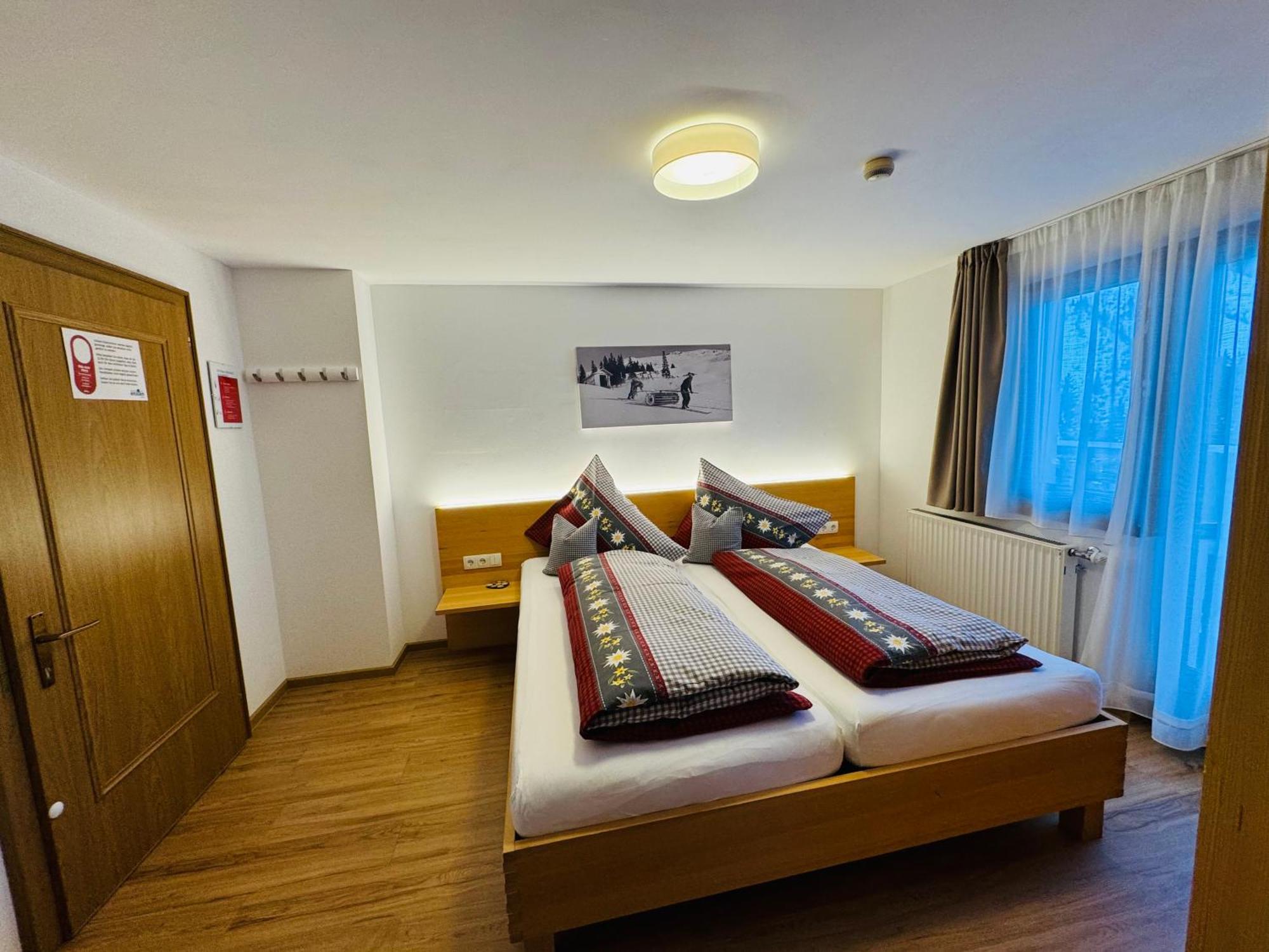 Hotel Garni Enzian Дамулс Екстериор снимка